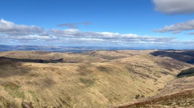Manzara manzaralı tepeler ve dağlar İskoçya 'nın vadileri ve vadileri. Perthshire arazi yürüyüşü patikası