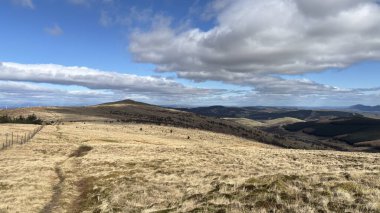 Manzara manzaralı tepeler ve dağlar İskoçya 'nın vadileri ve vadileri. Perthshire arazi yürüyüşü patikası