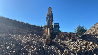 Taş ocağı makinesi İskoçya 'nın güzel manzaralı tepelerini, dağlarını, vadilerini ve vadilerini kazıyor. Perthshire arazi yürüyüşü patikası