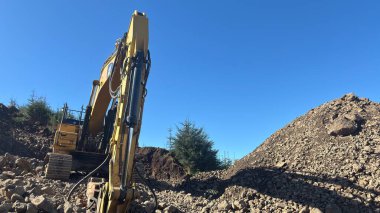 Taş ocağı makinesi İskoçya 'nın güzel manzaralı tepelerini, dağlarını, vadilerini ve vadilerini kazıyor. Perthshire arazi yürüyüşü patikası
