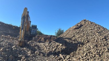 Taş ocağı makinesi İskoçya 'nın güzel manzaralı tepelerini, dağlarını, vadilerini ve vadilerini kazıyor. Perthshire arazi yürüyüşü patikası