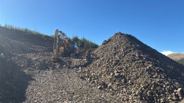 Taş ocağı makinesi İskoçya 'nın güzel manzaralı tepelerini, dağlarını, vadilerini ve vadilerini kazıyor. Perthshire arazi yürüyüşü patikası
