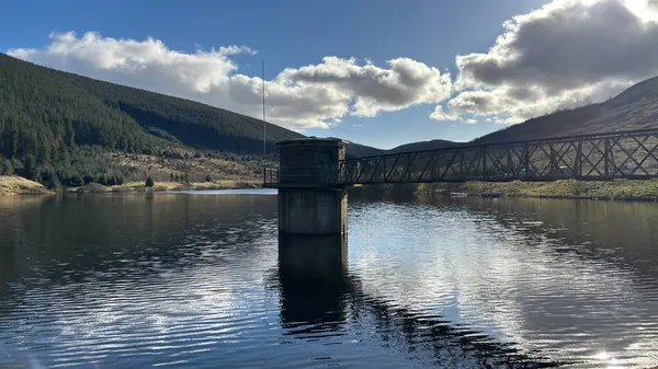 Glensherup Barajı. Manzara manzaralı tepeler ve dağlar İskoçya 'nın vadileri ve vadileri. Perthshire arazi yürüyüşü patikası