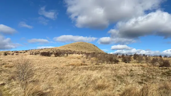 Manzara manzaralı tepeler ve dağlar İskoçya 'nın vadileri ve vadileri. Perthshire arazi yürüyüşü patikası