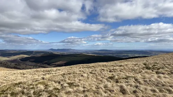 Manzara manzaralı tepeler ve dağlar İskoçya 'nın vadileri ve vadileri. Perthshire arazi yürüyüşü patikası
