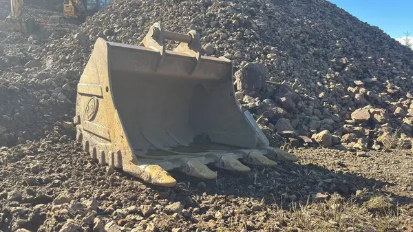 Taş ocağı makinesi İskoçya 'nın güzel manzaralı tepelerini, dağlarını, vadilerini ve vadilerini kazıyor. Perthshire arazi yürüyüşü patikası