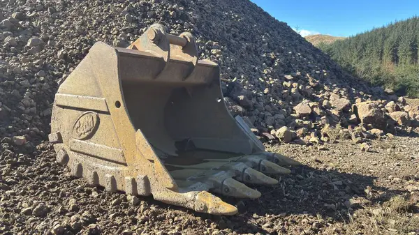 Taş ocağı makinesi İskoçya 'nın güzel manzaralı tepelerini, dağlarını, vadilerini ve vadilerini kazıyor. Perthshire arazi yürüyüşü patikası