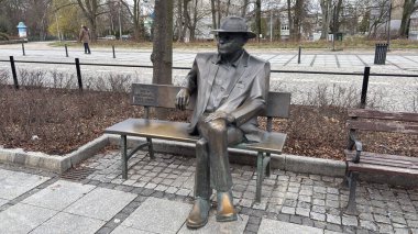 Piotr Machalica 'nın Polonya' nın Çek Cumhuriyeti manzaralı heykel heykeli. Polonya, ünlü sokak binaları yerleştirdi