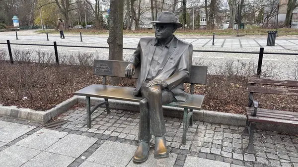 Piotr Machalica 'nın Polonya' nın Çek Cumhuriyeti manzaralı heykel heykeli. Polonya, ünlü sokak binaları yerleştirdi