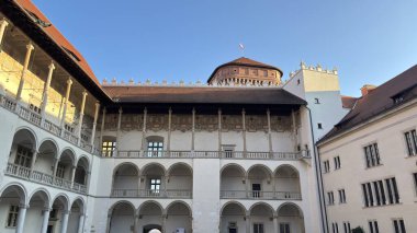 Wawel Kraliyet Kalesi. Pazar Meydanı Eski Belediye Binası. Polonya 'nın Krakow kentinin şehir manzarası. Polonya, ünlü sokak binaları yerleştirdi