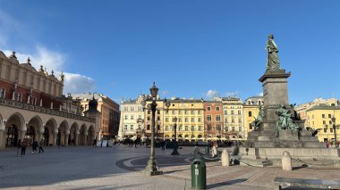 Pazar Meydanı Eski Belediye Binası. Polonya 'nın Krakow kentinin şehir manzarası. Polonya, ünlü sokak binaları yerleştirdi