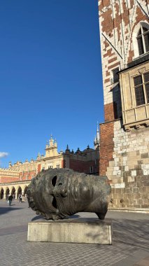 Eros Bendato Heykeli. Pazar Meydanı Eski Belediye Binası. Polonya 'nın Krakow kentinin şehir manzarası. Polonya, ünlü sokak binaları yerleştirdi