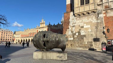 Eros Bendato Heykeli. Pazar Meydanı Eski Belediye Binası. Polonya 'nın Krakow kentinin şehir manzarası. Polonya, ünlü sokak binaları yerleştirdi