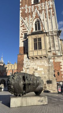 Eros Bendato Heykeli. Pazar Meydanı Eski Belediye Binası. Polonya 'nın Krakow kentinin şehir manzarası. Polonya, ünlü sokak binaları yerleştirdi