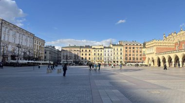 Pazar Meydanı Eski Belediye Binası. Polonya 'nın Krakow kentinin şehir manzarası. Polonya, ünlü sokak binaları yerleştirdi