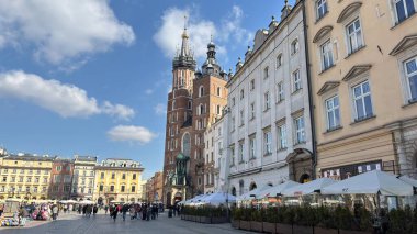 St. Mary Bazilikası. Pazar Meydanı Eski Belediye Binası. Polonya 'nın Krakow kentinin şehir manzarası. Polonya, ünlü sokak binaları yerleştirdi