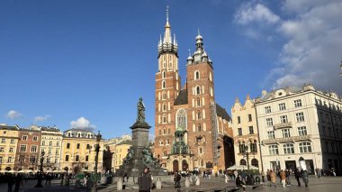 St. Mary Bazilikası. Pazar Meydanı Eski Belediye Binası. Polonya 'nın Krakow kentinin şehir manzarası. Polonya, ünlü sokak binaları yerleştirdi