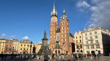 St. Mary Bazilikası. Pazar Meydanı Eski Belediye Binası. Polonya 'nın Krakow kentinin şehir manzarası. Polonya, ünlü sokak binaları yerleştirdi