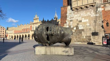 Eros Bendato Heykeli. Pazar Meydanı Eski Belediye Binası. Polonya 'nın Krakow kentinin şehir manzarası. Polonya, ünlü sokak binaları yerleştirdi