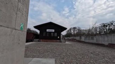 Radegast tren istasyonu Radogoszcz Bahnhof Lodz Polonya 'daki tarihi tren istasyonu Yahudi soykırımı, Polonya Lodz' u anma törenine götürüldü.