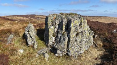 Perthshire 'da İskoç dağları yamacındaki antik granit taşlar açık tepeler manzara dağları güzel İskoçya açıklarında yürüyorlar parlak yaz Munro
