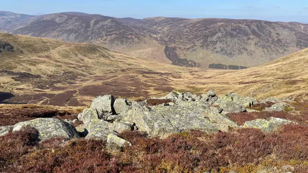 Perthshire 'ın İskoç Highlands' ı açık tepeler manzara dağları güzel İskoçya açıklarında yürüyor parlak yaz mevsimleri Munro