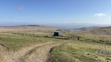 Konteynır, Perthshire 'ın İskoç dağlık arazilerinde bir çiftlik dükkânı olarak kullanılıyor. Dağlık arazi tepeleri, güzel İskoçya açıklarında yürüyor.