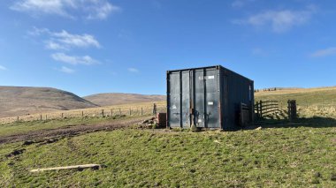 Konteynır, Perthshire 'ın İskoç dağlık arazilerinde bir çiftlik dükkânı olarak kullanılıyor. Dağlık arazi tepeleri, güzel İskoçya açıklarında yürüyor.