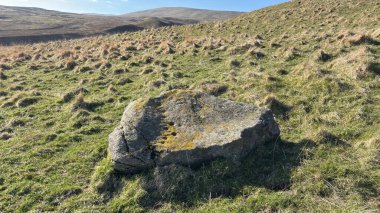 Pictish bardağı taşla işaretlenmiş. Perthshire 'ın İskoç Highlands' ı açık tepeler manzara dağları güzel İskoçya açıklarında yürüyor parlak yaz mevsimleri Munro
