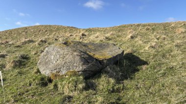 Pictish bardağı taşla işaretlenmiş. Perthshire 'ın İskoç Highlands' ı açık tepeler manzara dağları güzel İskoçya açıklarında yürüyor parlak yaz mevsimleri Munro