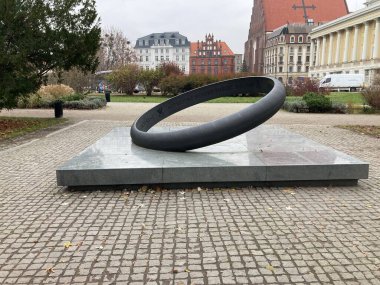 Parktaki anıt. Wrocaw. Polonya 'nın Wroclaw şehrinin şehir manzarası. Polonya, ünlü sokak binaları yerleştirdi