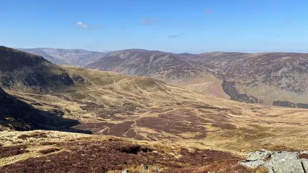 Perthshire 'ın İskoç Highlands' ı açık tepeler manzara dağları güzel İskoçya açıklarında yürüyor parlak yaz mevsimleri Munro