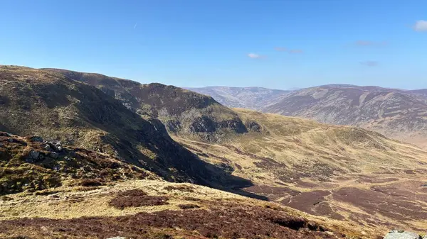Perthshire 'ın İskoç Highlands' ı açık tepeler manzara dağları güzel İskoçya açıklarında yürüyor parlak yaz mevsimleri Munro