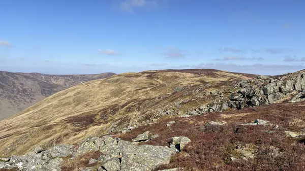 Perthshire 'ın İskoç Highlands' ı açık tepeler manzara dağları güzel İskoçya açıklarında yürüyor parlak yaz mevsimleri Munro
