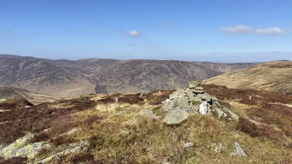 Perthshire 'ın İskoç Dağları' ndaki tepelerin zirvesini oluşturan dağ kairn taşı yığını. Açık tepeler, manzaralı tepe. Güzel İskoçya açık arazileri.