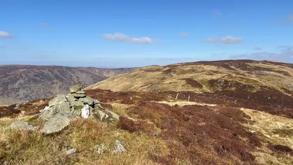 Perthshire 'ın İskoç Dağları' ndaki tepelerin zirvesini oluşturan dağ kairn taşı yığını. Açık tepeler, manzaralı tepe. Güzel İskoçya açık arazileri.