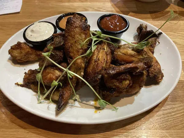 Tabakta tavuk kanadı, soslu.