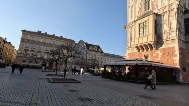 Pazar Meydanı Eski Belediye Binası. Polonya 'nın Krakow kentinin şehir manzarası. Polonya, ünlü sokak binaları yerleştirdi