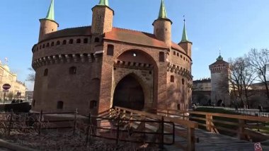 Krakw Barbican. Polonya 'nın Krakow kentinin şehir manzarası. Polonya, ünlü sokak binaları yerleştirdi