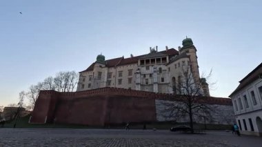 Wawel Kraliyet Kalesi. Pazar Meydanı Eski Belediye Binası. Polonya 'nın Krakow kentinin şehir manzarası. Polonya, ünlü sokak binaları yerleştirdi