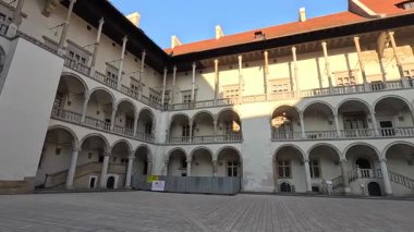 Wawel Kraliyet Kalesi. Pazar Meydanı Eski Belediye Binası. Polonya 'nın Krakow kentinin şehir manzarası. Polonya, ünlü sokak binaları yerleştirdi