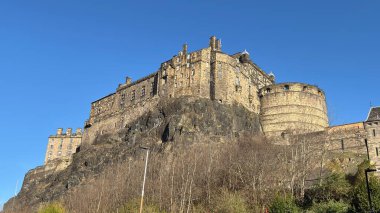 Edinburgh Kalesi. Kentsel şehir manzaralı eski kasaba binaları İskoçya 'nın ünlü turistik konum başkenti. İskoç turistik yerleri