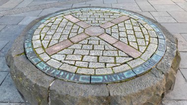 Grassmarket 'teki Covenanters Anıtı. Edinburgh 'un şehir manzarası. Eski kasaba binaları. İskoçya' nın ünlü turizm tarzı..