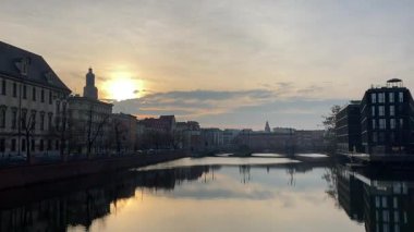 Wrocaw. Polonya 'nın Wroclaw şehrinin şehir manzarası. Polonya, ünlü sokak binaları yerleştirdi