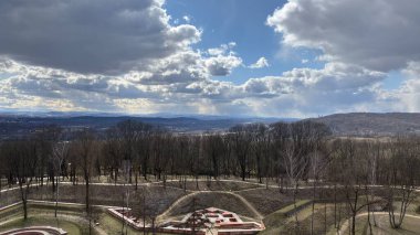 Krakw 'da panoramik manzara. Polonya 'nın Krakow kentinin şehir manzarası. Polonya, ünlü sokak binaları yerleştirdi