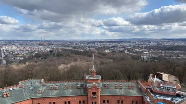 Krakw 'da panoramik manzara. Polonya 'nın Krakow kentinin şehir manzarası. Polonya, ünlü sokak binaları yerleştirdi