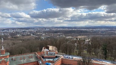 Krakw 'da panoramik manzara. Polonya 'nın Krakow kentinin şehir manzarası. Polonya, ünlü sokak binaları yerleştirdi