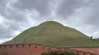 Krakw 'daki ünlü savaş anıtı Kociuszko Tepesi turizm merkezi. Polonya 'nın Krakow kentinin şehir manzarası. Polonya, ünlü sokak binaları yerleştirdi