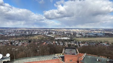 Krakw 'da panoramik manzara. Polonya 'nın Krakow kentinin şehir manzarası. Polonya, ünlü sokak binaları yerleştirdi