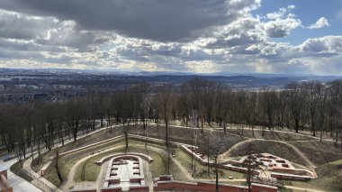 Krakw 'da panoramik manzara. Polonya 'nın Krakow kentinin şehir manzarası. Polonya, ünlü sokak binaları yerleştirdi